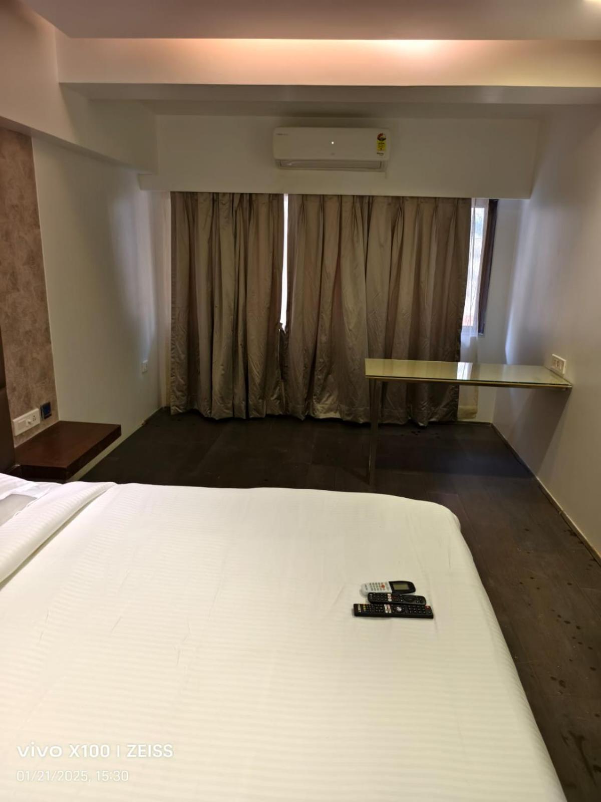 Hotel Dakshin Grandeur Navi Mumbai Exteriör bild