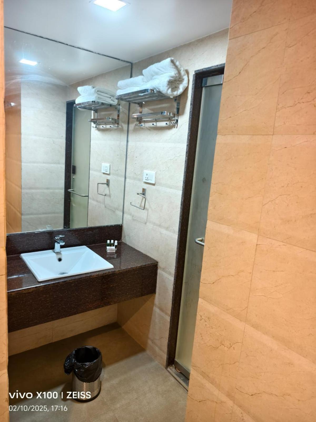 Hotel Dakshin Grandeur Navi Mumbai Exteriör bild