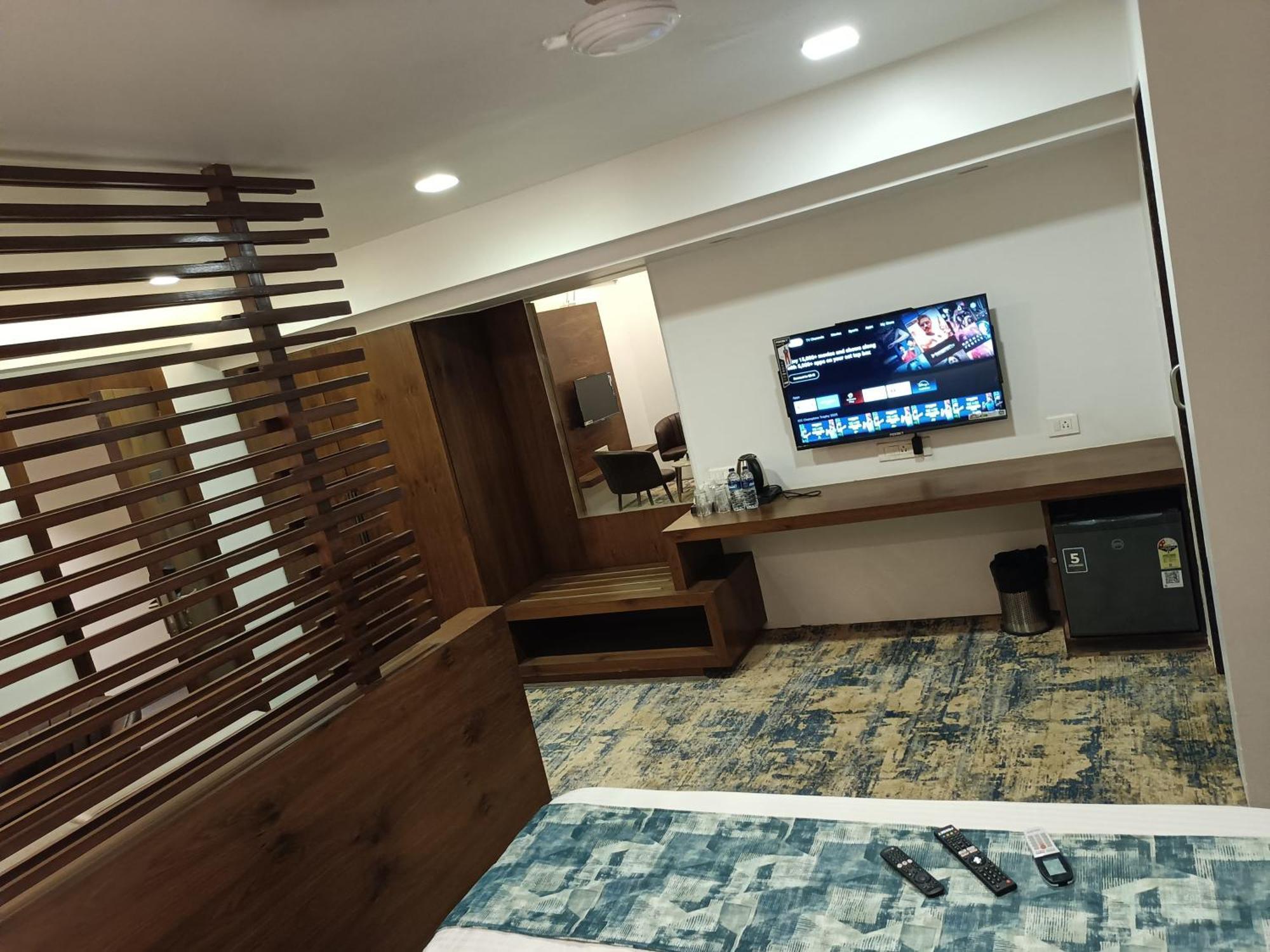 Hotel Dakshin Grandeur Navi Mumbai Exteriör bild