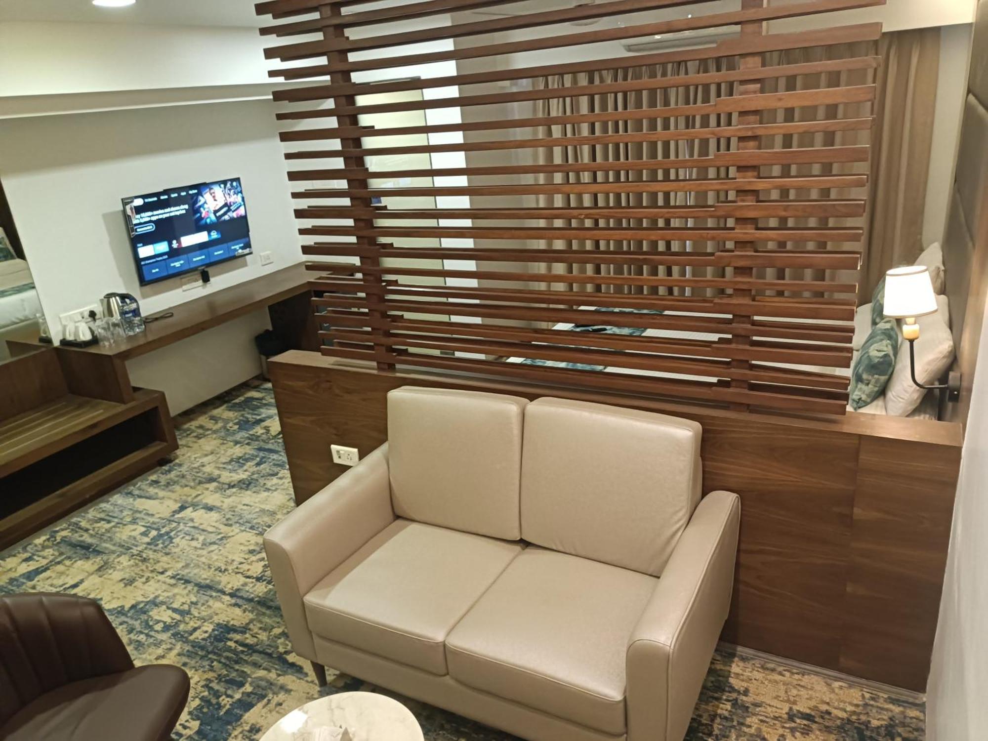 Hotel Dakshin Grandeur Navi Mumbai Exteriör bild